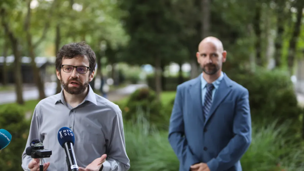 Andrej Motl iz Spletnega očesa (v ospredju) in Robert Tekavec s policije sta si enotna, da morajo pomembno vlogo pri preprečevanju spletnih zlorab otrok odigrati star&scaron;i in se z otroki pogovoriti o tveganjih.