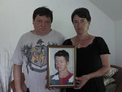 Damijan Ojster&scaron;ek in Ur&scaron;ka Trotov&scaron;ek s fotografijo pokojnega sina.