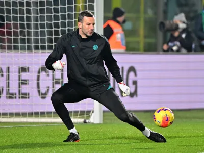 Soccer Football - Serie A - Atalanta v Inter Milan - Stadio Atleti Azzurri, Bergamo, Italy - January 16, 2022 Inter Milan's Samir Handanovic during the warm up before the match REUTERS/Alberto Lingria