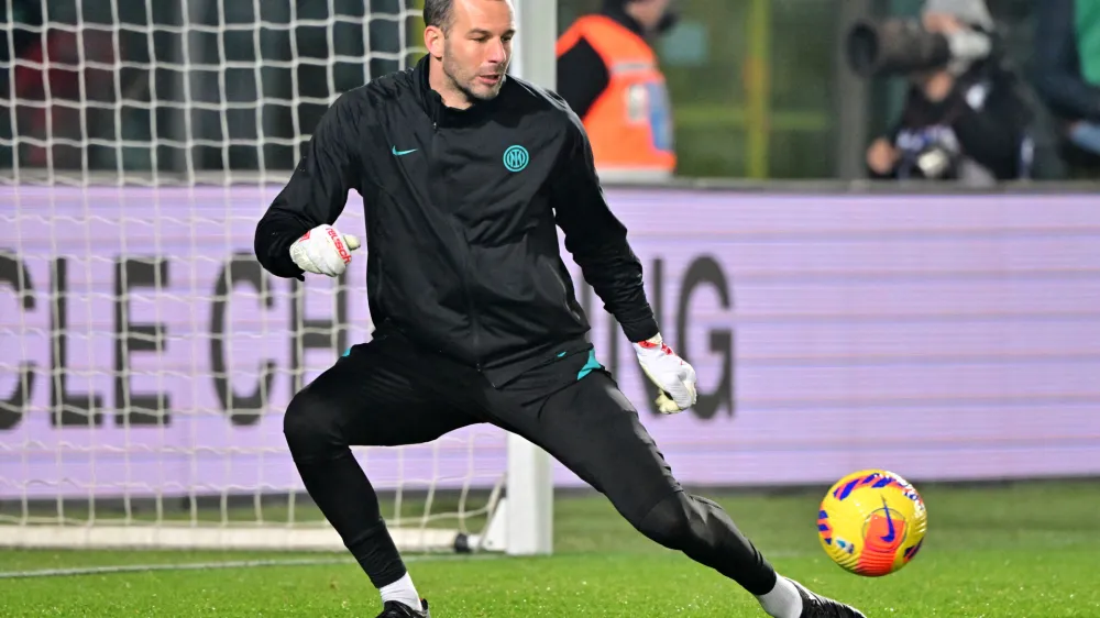 Soccer Football - Serie A - Atalanta v Inter Milan - Stadio Atleti Azzurri, Bergamo, Italy - January 16, 2022 Inter Milan's Samir Handanovic during the warm up before the match REUTERS/Alberto Lingria