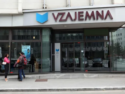 - Simbolična fotografija - Zavarovalnica Vzajemna Poslovalnica Ljubljana, Vo&scaron;njakova ulica 2 v Ljubljani - stavba - uprava<br><br>- 18.05.2023 &ndash; Vzajemna, zdravstvena zavarovalnica &ndash; uprava predstavila stali&scaron;če in nadaljnje korake v zvezi z uredbo o določitvi najvi&scaron;je cene premije dopolnilnega zdravstvenega zavarovanja in novelo zakona o zdravstvenem varstvu in zdravstvenem zavarovanju<br><br>//FOTO: Tomaž Skale<br>