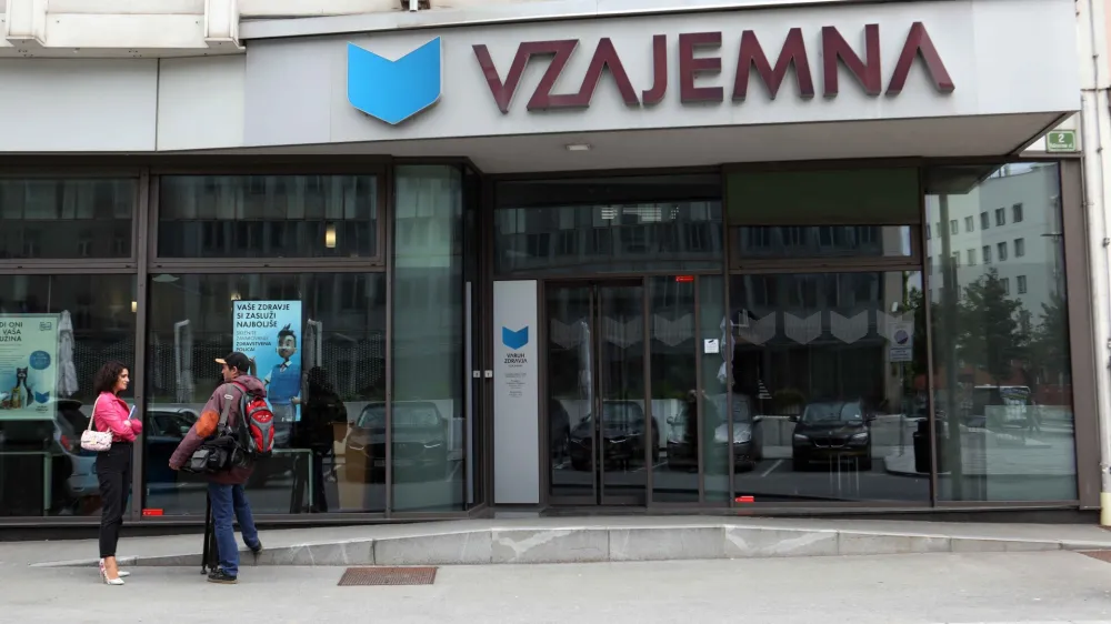 - Simbolična fotografija - Zavarovalnica Vzajemna Poslovalnica Ljubljana, Vo&scaron;njakova ulica 2 v Ljubljani - stavba - uprava<br><br>- 18.05.2023 &ndash; Vzajemna, zdravstvena zavarovalnica &ndash; uprava predstavila stali&scaron;če in nadaljnje korake v zvezi z uredbo o določitvi najvi&scaron;je cene premije dopolnilnega zdravstvenega zavarovanja in novelo zakona o zdravstvenem varstvu in zdravstvenem zavarovanju<br><br>//FOTO: Tomaž Skale<br>