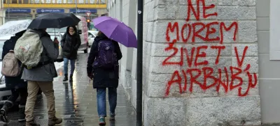 Vodnikov hram - grafit NE MOREM ŽIVET V AIRBNBJU<br><br>- 20.01.2023 – simbolična fotografija – platforma Airbnb - počitniška nastanitev in prenočišča v Ljubljani – stanovanjska politika – oddajanje sob in stanovanj – turizem - <br><br>//FOTO: Tomaž Skale