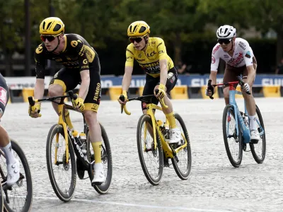 Cycling - Tour de France - Stage 21 - Saint-Quentin-En-Yvelines to Paris Champs-Elysees - France - July 23, 2023 Team Jumbo&ndash;Visma's Jonas Vingegaard and Team Jumbo&ndash;Visma's Nathan Van Hooydonck in action with riders during stage 21 REUTERS/Benoit Tessier