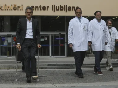 predsednik vlade in minister za zdravje Robert Golob,generalni direktor UKC Marko Jug,strokovni direktor pediatrične klinike Marko Pokornotro&scaron;ki srčni kirurg Janez Vodi&scaron;kar, vodja Centra za obravnavo bolnikov s prirojenimi srčnimi napakami v UKC- 20.09.2023 - Pediatrična klinika UKC Ljubljana - obisk predsednika vlade Roberta Goloba, ki opravlja funkcijo ministra za zdravje, //FOTO: Luka Cjuha