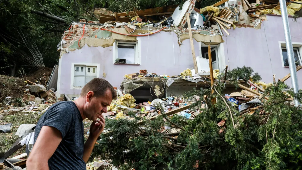 Glede na sodno prakso je za &scaron;kodo, ki so jo posamezniku povzročile poplave, odgovoren posameznik, &raquo;ker se ni pozanimal, kje bo gradil, ali ni ustrezno ukrepal&laquo;. Na fotografiji razdejanje po poplavah v Stahovici. Fotografija je simbolična.
&nbsp;