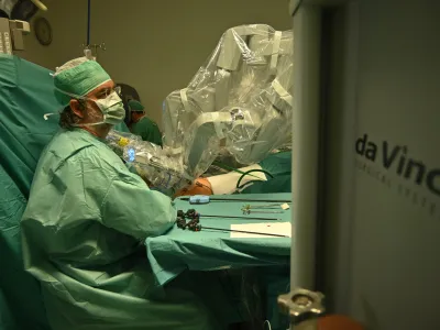 V celjski bolni&scaron;nici so pred 13 leti opravili prvo robotsko asistirano operacijo prostate pri nas, do danes, ko so nabor raz&scaron;irili &scaron;e na druge programe, pa že dobrih 3000.<br><br>Foto arhiv SBC