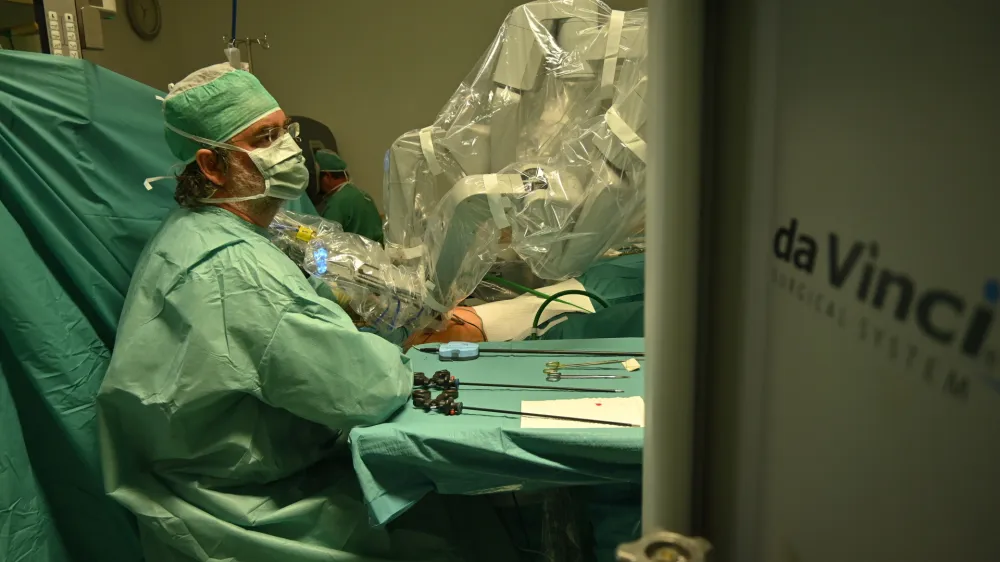 V celjski bolni&scaron;nici so pred 13 leti opravili prvo robotsko asistirano operacijo prostate pri nas, do danes, ko so nabor raz&scaron;irili &scaron;e na druge programe, pa že dobrih 3000.<br><br>Foto arhiv SBC