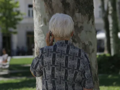 Ilustrativna fotografija - mobilni telefon - mobilnik - telefoniranje - //FOTO: Tonja Bjelčevič