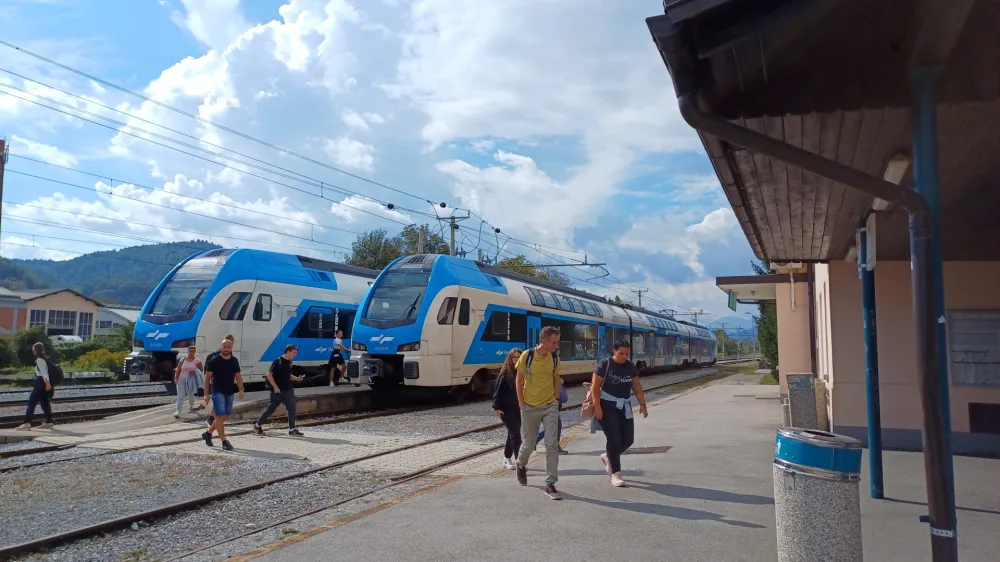 Neizogibne zamude v železni&scaron;kem prometu močno vplivajo tudi na dijake in srednje&scaron;olce, ki v prestolnico potujejo z obrobja mesta ali iz oddaljenej&scaron;ih krajev.&nbsp;