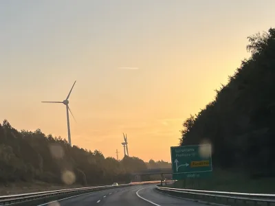 Nova vetrnica pri Razdrtem, kak&scaron;no polovico manj&scaron;a od svoje sosede, naj bi proizvedla 590 megavatnih ur električne energije na leto.&nbsp;