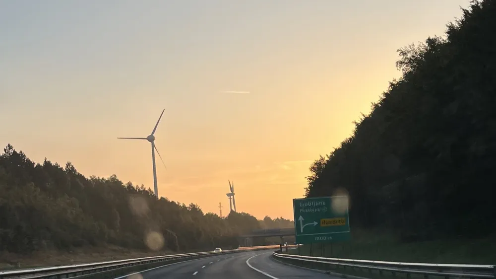 Nova vetrnica pri Razdrtem, kak&scaron;no polovico manj&scaron;a od svoje sosede, naj bi proizvedla 590 megavatnih ur električne energije na leto.&nbsp;