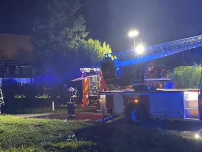 Požar je gasilo 64 gasilcev, eden se je pri tem po&scaron;kodoval, zato so ga re&scaron;evalci po oskrbi odpeljali v Splo&scaron;no bolni&scaron;nico Slovenj Gradec. Ogenj je uničil ostre&scaron;je in zgornji bivalni del hi&scaron;e. 