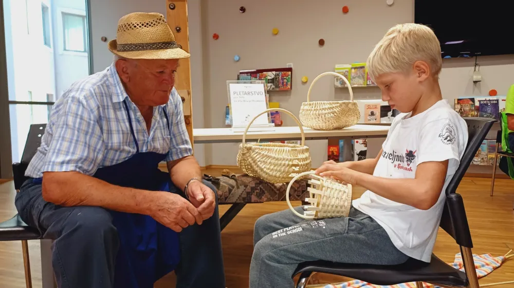 Jože &Scaron;tefe iz Srednje Bele pri Preddvoru je eden redkih mojstrov, ki &scaron;e obvladajo starodavno pletarsko obrt.