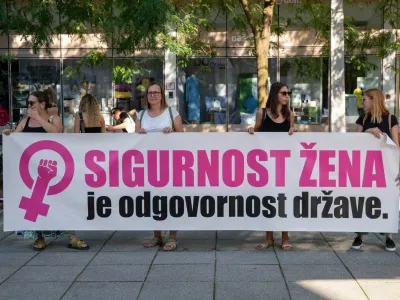 Na Hrva&scaron;kem že dlje časa potekajo shodi, na katerih udeleženci zahtevajo, da država poskrbi za varnost žensk.&nbsp;
