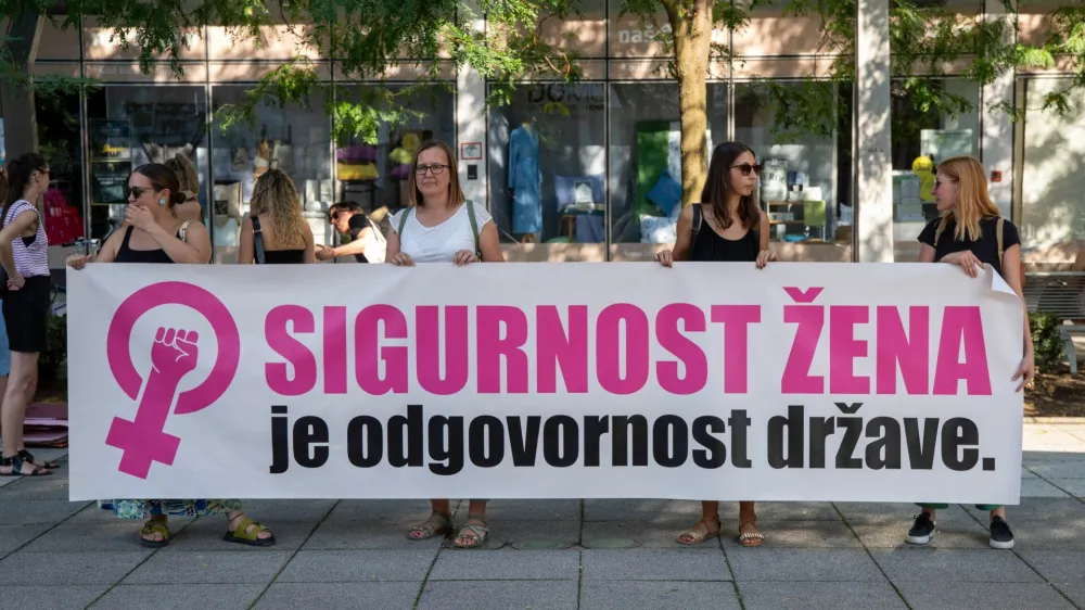 Na Hrva&scaron;kem že dlje časa potekajo shodi, na katerih udeleženci zahtevajo, da država poskrbi za varnost žensk.&nbsp;