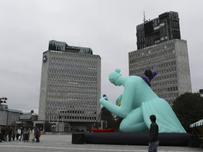 - 25.09.2023 &ndash; Trg republike - obisk ogromnega balona Lady Justice (gospa Pravica), ki ponazarja, kako velika mednarodna podjetja zaradi želje po ustvarjanju lastnega dobička lahko teptajo človekove pravice in uničujejo okolje - //FOTO: Luka Cjuha