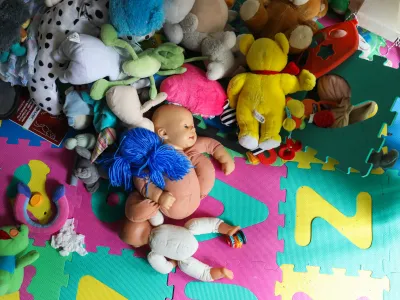 O podrobnostih glede afere pristojni &scaron;e naprej vztrajno molčijo, medtem pa se v javnosti množijo neuradne informacije o domnevno hudo spornem delovanju določenih gorenjskih policistov.&nbsp;