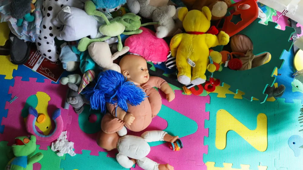 O podrobnostih glede afere pristojni &scaron;e naprej vztrajno molčijo, medtem pa se v javnosti množijo neuradne informacije o domnevno hudo spornem delovanju določenih gorenjskih policistov.&nbsp;