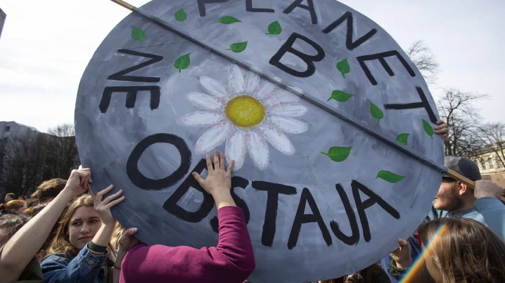 - simbolična fotografija - <br><br><br>- 15.03.2019 &ndash; Podnebni &scaron;trajk v Ljubljani - Mladi za podnebno pravičnost zahtevali odločno podnebno ukrepanje - protest za bolj&scaron;e okoljske razmere in razogljičenje Slovenije &ndash; protestni shod - podnebne spremembe - //FOTO: Matjaž Ru&scaron;t