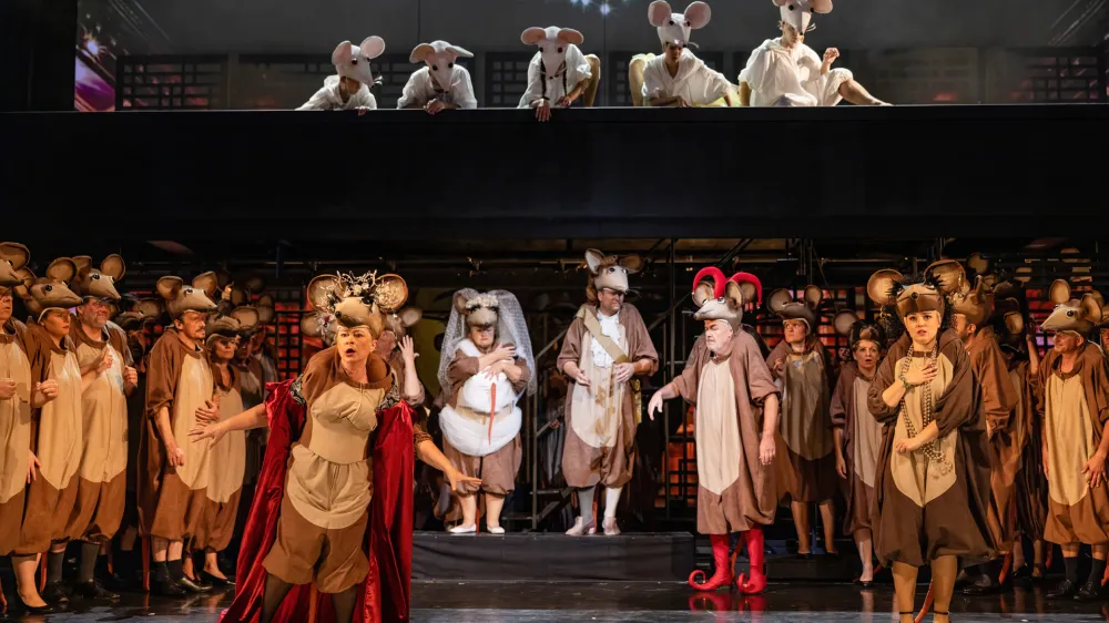 Mi&scaron;i v operni hi&scaron;i, opera skladatelja Alojza Ajdiča in libretista Vinka M&ouml;derndorferja Foto: Darja &Scaron;travs Tisu