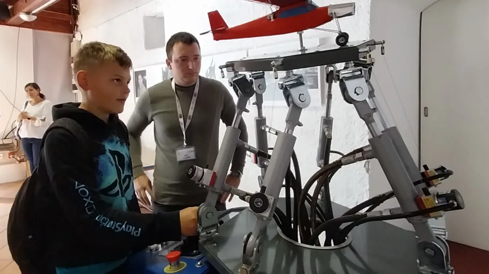 Učenec O&Scaron; Dob Domžale pri hidravliki, 