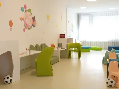 Zasli&scaron;anje v Hi&scaron;i za otroke (na fotografiji) skladno z zakonom o za&scaron;čiti otrok v kazenskem postopku in njihovi celostni obravnavi odredi pristojni sodnik.
&nbsp;