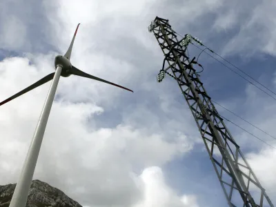 - druga elektrarna na veter v Sloveniji - električni daljnovod, električna energija - energetika - vetrnica - 22.04.2014 Razdrto - Vetrna elektrarna Nanos - stolp vetrnice je visok 53 metrov, elisa meri v premeru 44 metrov, moč naprave pa je 910 kilovatov - proizvedla bo predvidoma 1,6 gigavatne ure električne energije. //FOTO: Bojan Velikonja