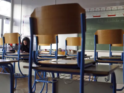 - osnovno&scaron;olska učiteljica - razred - učilnica Osnovna &scaron;ola O&Scaron; Ivana Roba - &Scaron;empeter pri Gorici- Splo&scaron;na stavka v javnem sektroju 2013 - protest zaradi predvidenega znižanja mase sredstev za plače v javnem sektorju, kar bi imelo za posledico tudi odpu&scaron;čanje zaposlenih.- javni sektor - //FOTO: Bojan Velikonja