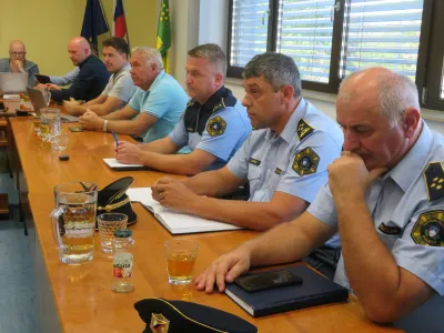 Tudi policija poziva krajane &Scaron;kocjana, naj varnostne dogodke prijavljajo. Na sliki drugi z desne direktor Policijske uprave Novo mesto Igor Jur&scaron;ič. F Dragana Stanković