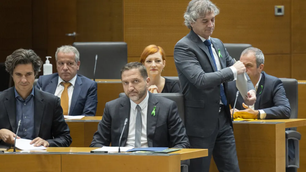 Poplave in ujme klestijo tudi po proračunih za prihodnji dve leti. Z leve: Luka Mesec, Klemen Bo&scaron;tjančič in Robert Golob. Foto: STA