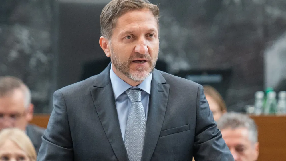 Minister za finance Klemen Bo&scaron;tjančič vztraja, da lahko povprečnino s trenutno določenih 700 evrov dvignejo na največ 750 evrov.