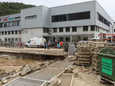 Razdejanje pred podjetjem BSH Nazarje v dneh po katastrofalnih poplavah. Posledic &scaron;e danes niso povsem odpravili, sanacija &scaron;e poteka, &scaron;koda v družbi se približuje 100 milijonom evrov.