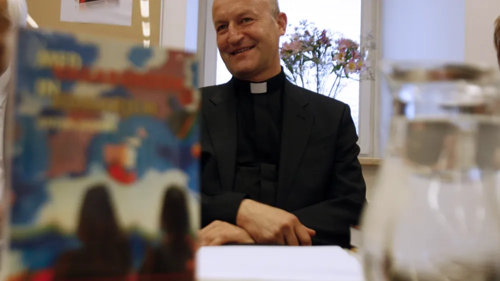 pomožni &scaron;kof Anton Jamnik, - predstavitev knjige ljubljanskega pomožnega &scaron;kofa Antona Jamnika z naslovom Med vagabundom in romarjem, //FOTO: Bojan Velikonja