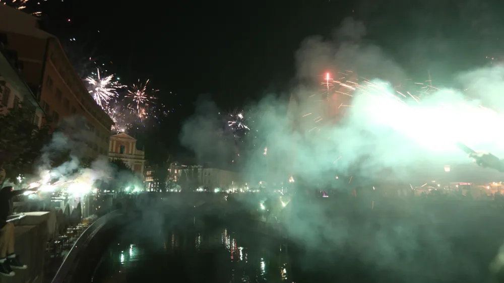 Navija&scaron;ka skupina Green Dragons praznuje 35 let. V ta namen so danes prestolnico z ognjemetom in bakljami obarvali v zeleno.