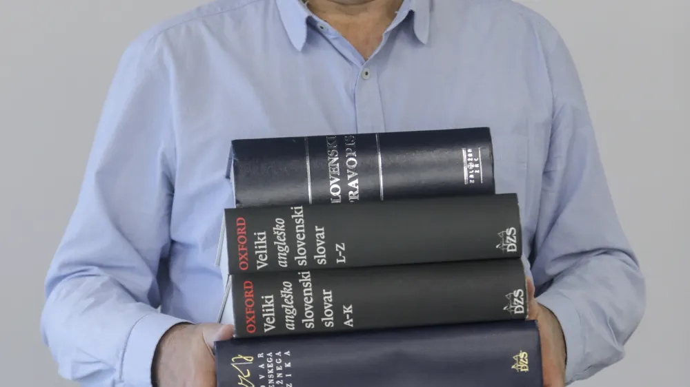 - 25.11.2022 &ndash; dr. Simon Krek, jezikoslovec &ndash; vodja Centra za jezikovne vire in tehnologije Univerze v Ljubljani, dnevnikov kolumnist //FOTO: Jaka Gasar