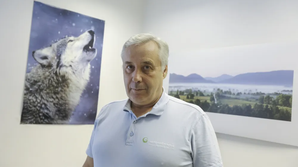 Janez Kastelic je od leta 2018 direktor Javnega zavoda Krajinski park Ljubljansko barje, ki leži na območju sedmih občin.