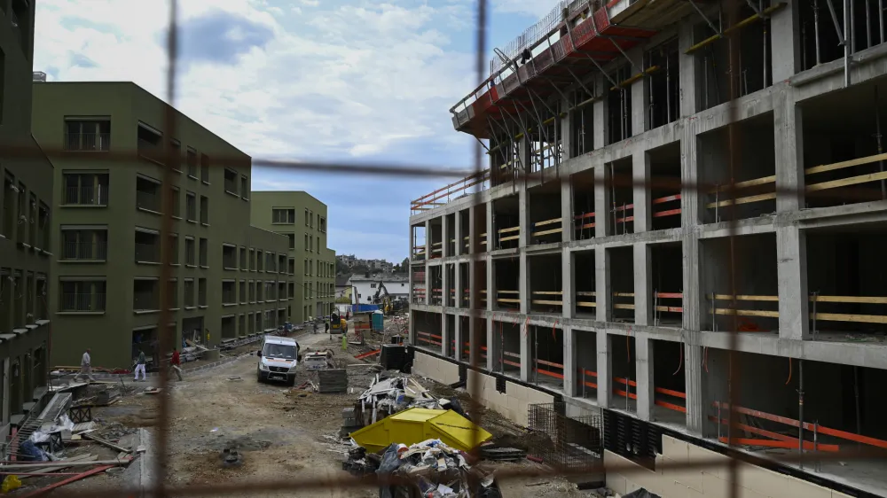 - 04.10.2023 &ndash; Črnuče &ndash; novogradnja - Soseska Lagom Črnu&scaron;ki bajer, urbana stanovanjska soseska, sestavljena iz 10 objektov z 250 stanovanji. //FOTO: Nik Erik Neubauer