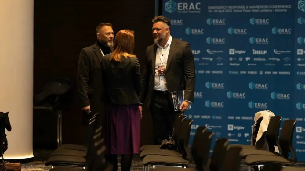 Golobov varnostnik Erik Demirović (levo) je sodeloval na konferenci ERAC, ki jo je IPO aprila organizirala v Ljubljani, aktiven pa je bil tudi v logističnem centru IPO po avgustovskih poplavah. Foto: IPO Slovenija