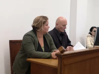 Na okrajnem sodi&scaron;ču v Celju se zaradi očitkov na račun &scaron;ikaniranja dveh nekdanjih zaposlenih s pomočjo odvetnika Bo&scaron;tjana Penka zagovarja Tanja Čajavec, direktorica družbe Griffin.&nbsp;