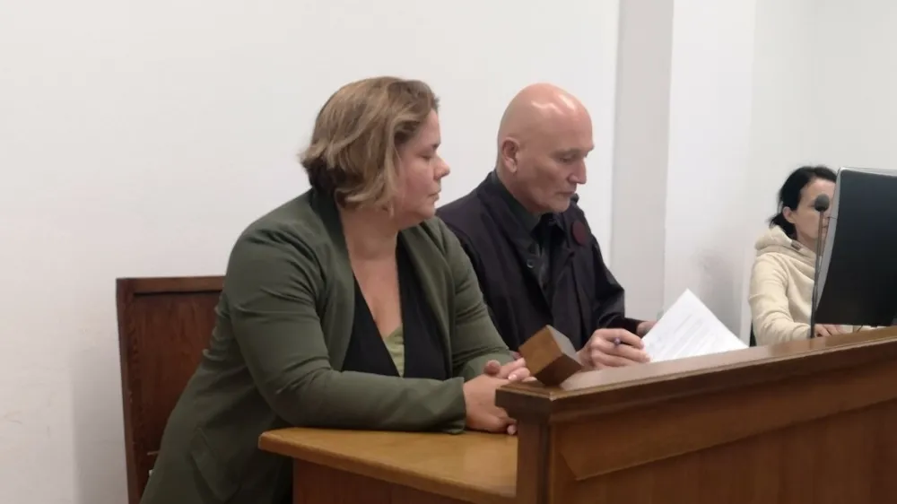 Na okrajnem sodi&scaron;ču v Celju se zaradi očitkov na račun &scaron;ikaniranja dveh nekdanjih zaposlenih s pomočjo odvetnika Bo&scaron;tjana Penka zagovarja Tanja Čajavec, direktorica družbe Griffin.&nbsp;