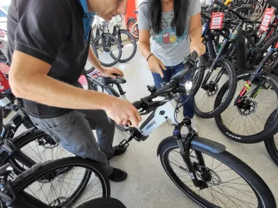 A2U prodaja e-kolesa vi&scaron;jega in srednjega cenovnega razreda, veliko pa vlagajo tudi v kakovosten servis. F A2U