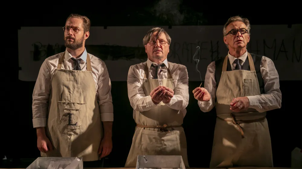 V predstavi Trilogija Lehman, ki bo v režiji Petra Petkov&scaron;ka jutri premierno uprizorjena v Mini teatru, nastopajo Gal Oblak, Branko &Scaron;turbej in Igor Samobor.&nbsp;