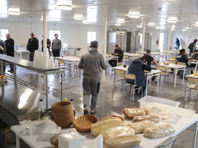  delavska jedilnica,<br><br>- 03.11.2022 &ndash; Orehek pri Postojni - delavsko naselje za tur&scaron;ke delavce, ki gradijo drugi tir železni&scaron;ke proge med Koprom in Divačo &ndash; tur&scaron;ki delavci<br> <br>//FOTO: Jaka Gasar