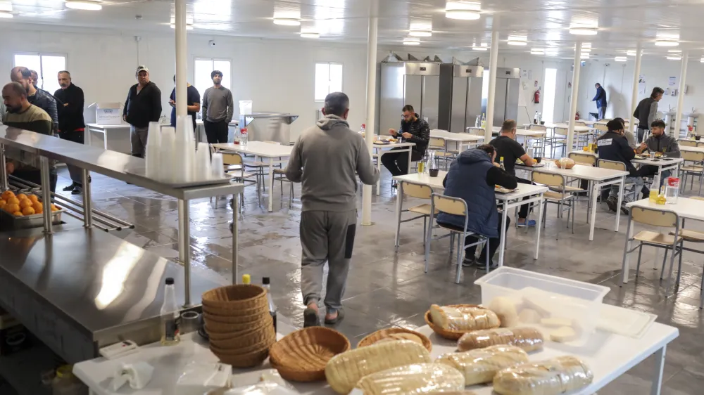  delavska jedilnica,<br><br>- 03.11.2022 &ndash; Orehek pri Postojni - delavsko naselje za tur&scaron;ke delavce, ki gradijo drugi tir železni&scaron;ke proge med Koprom in Divačo &ndash; tur&scaron;ki delavci<br> <br>//FOTO: Jaka Gasar