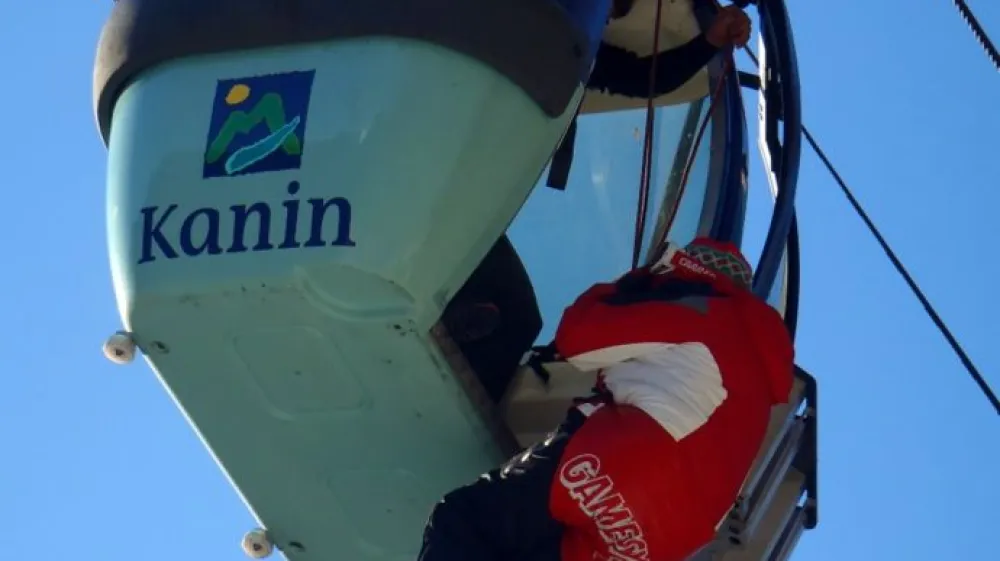 Zavod za gradbeni&scaron;tvo bo strokovno-tehnični pregled krožno-kabinske žičnice na Kaninu opravil prihodnji teden. Vodilni v Bovcu sicer trdijo, da varnost žičnice ni vpra&scaron;ljiva. Na fotografiji re&scaron;evanje iz kabinske žičnice pred desetletjem.
&nbsp;