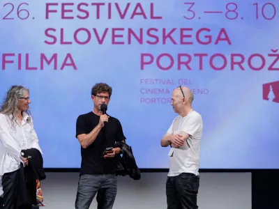 Vesno za najbolj&scaron;i film je sinoči na 26. FSF prejel neodvisni eksperimentalni film Ne misli, da bo kdaj mimo glasbenika in producenta Tomaža Groma (v sredini na fotografiji). Producentka je bila &Scaron;pela Tro&scaron;t (levo na fotografiji) iz Zavoda Sploh. F Matjaž Ru&scaron;t