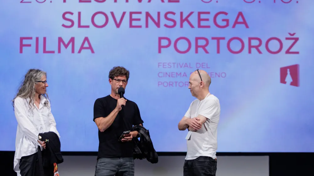 Vesno za najbolj&scaron;i film je sinoči na 26. FSF prejel neodvisni eksperimentalni film Ne misli, da bo kdaj mimo glasbenika in producenta Tomaža Groma (v sredini na fotografiji). Producentka je bila &Scaron;pela Tro&scaron;t (levo na fotografiji) iz Zavoda Sploh. F Matjaž Ru&scaron;t