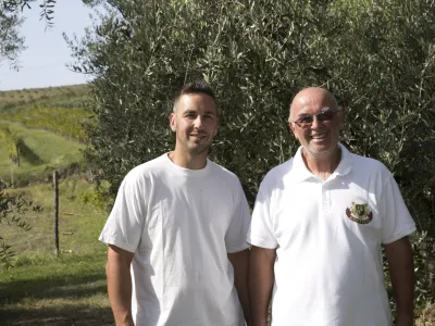 Miran Adamič (desno) skupaj s sinom Martinom in družino prideluje ekstra devi&scaron;ka oljčna olja Ronkaldo. F Jaka Jera&scaron;a