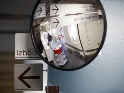 - simbolična fotografija - zdravstvo - ﻿- smerna tabla - - infekcijska klinika - izhod<br><br><br>- Univerzitetni klinični center (UKC) Ljubljana 2013 - podzemlje - kletni prostori//FOTO: Jaka Gasar